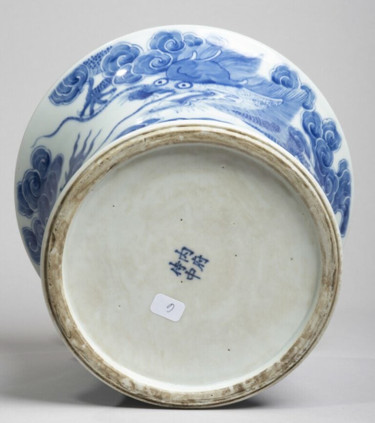VIETNAM, Hue - XIXe siècle-Pot évasé en porcelaine à décor en bleu sous couvert…
