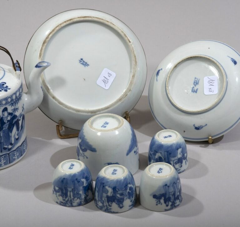 VIETNAM, Hue - XIXe siècle- Service à thé de huit pièces comprenant une verseus…