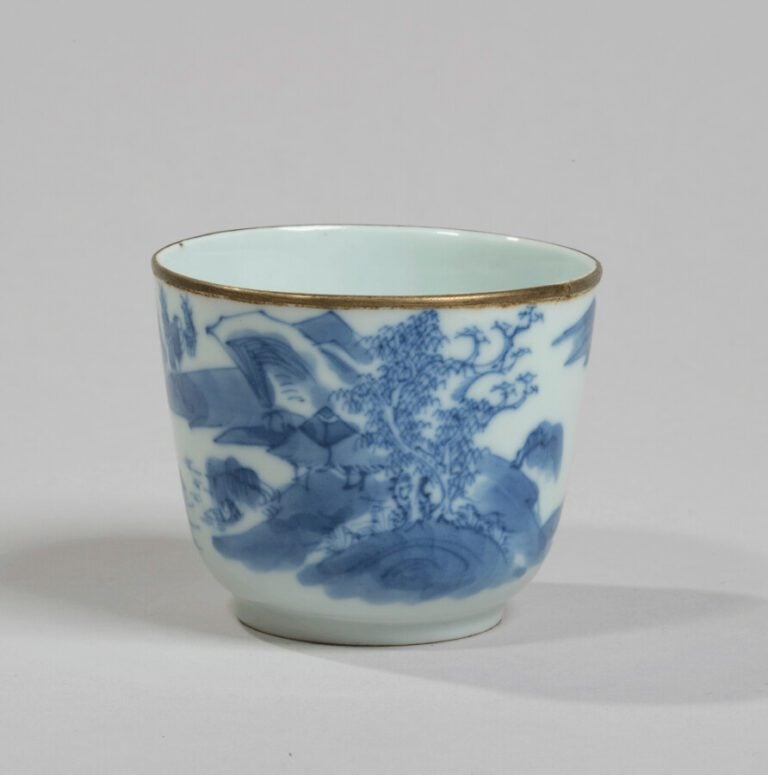 VIETNAM, Hue - XIXe siècle - Sorbet en porcelaine décorée en bleu sous couverte…