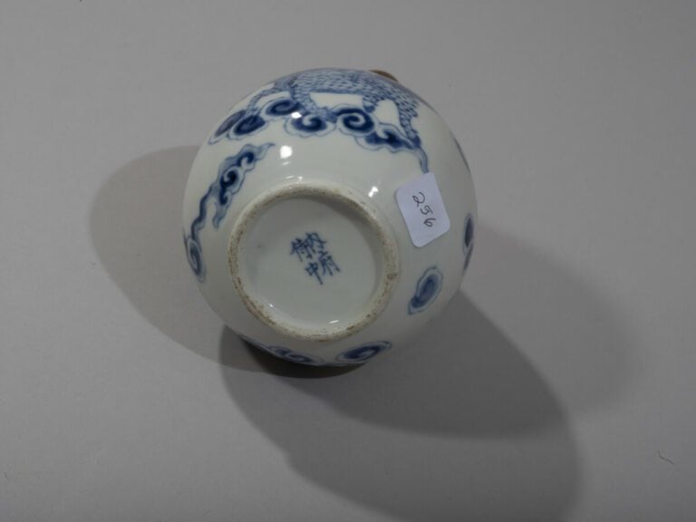 VIETNAM, Hue - XIXe siècle -Vase bouteille en porcelaine à décor en bleu sous c…