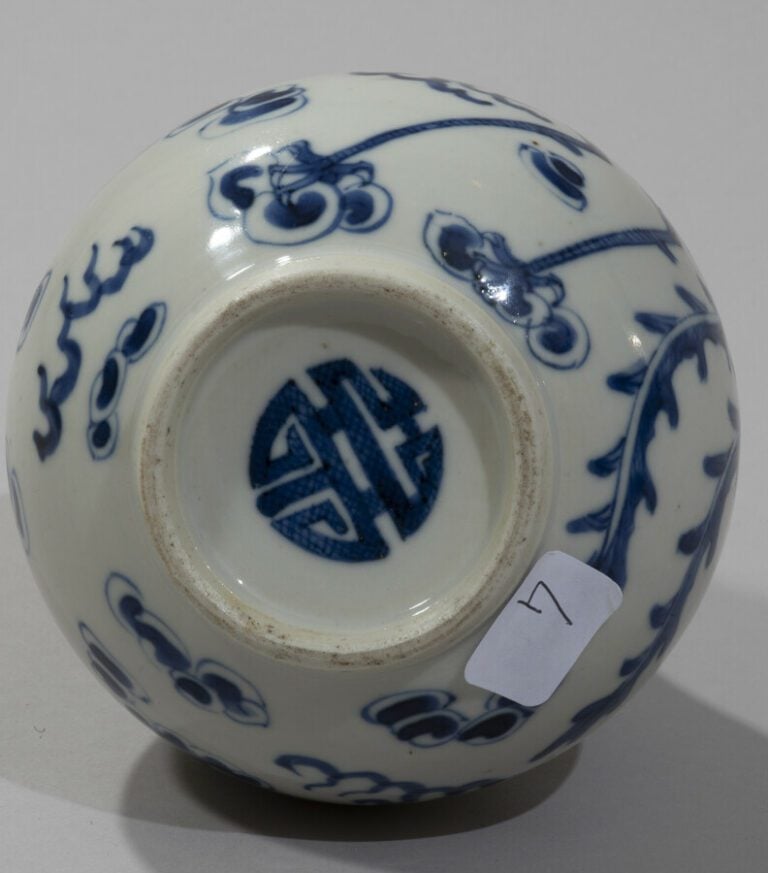 VIETNAM, Hue - XIXe siècle- Vase de forme bouteille en porcelaine décorée en bl…