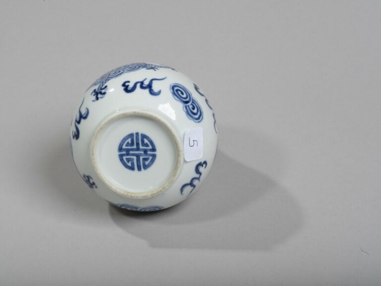VIETNAM, Hue - XIXe siècle-Vase de forme bouteille en porcelaine décorée en ble…