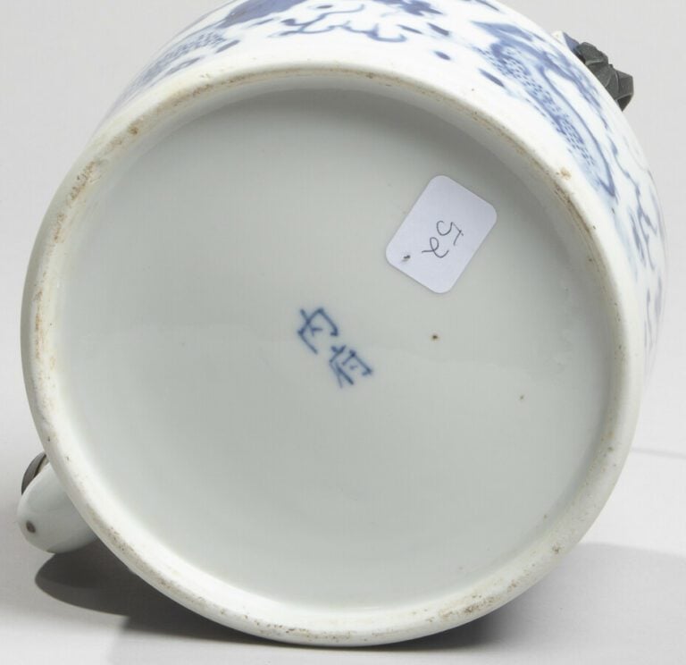 VIETNAM, Hue - XIXe siècle- Verseuse en porcelaine à décor en bleu sous couvert…