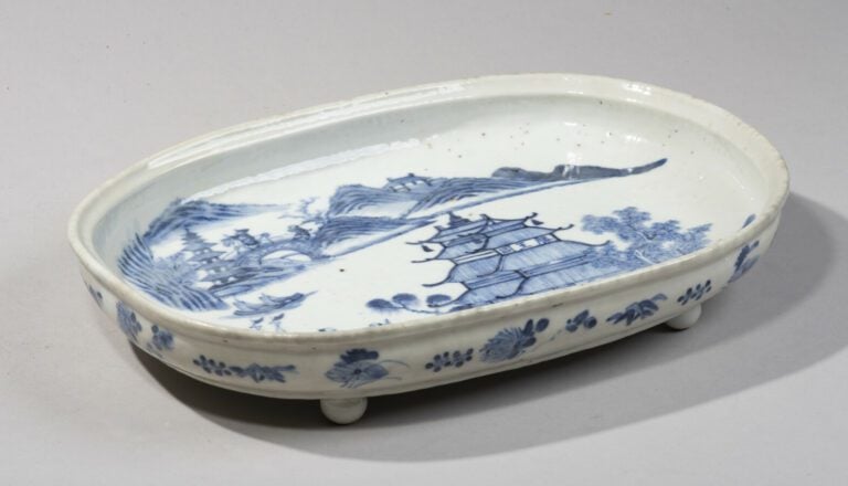 VIETNAM HUE - XIXe sièclePlat ovale en porcelaine à décor en bleu sous couverte…
