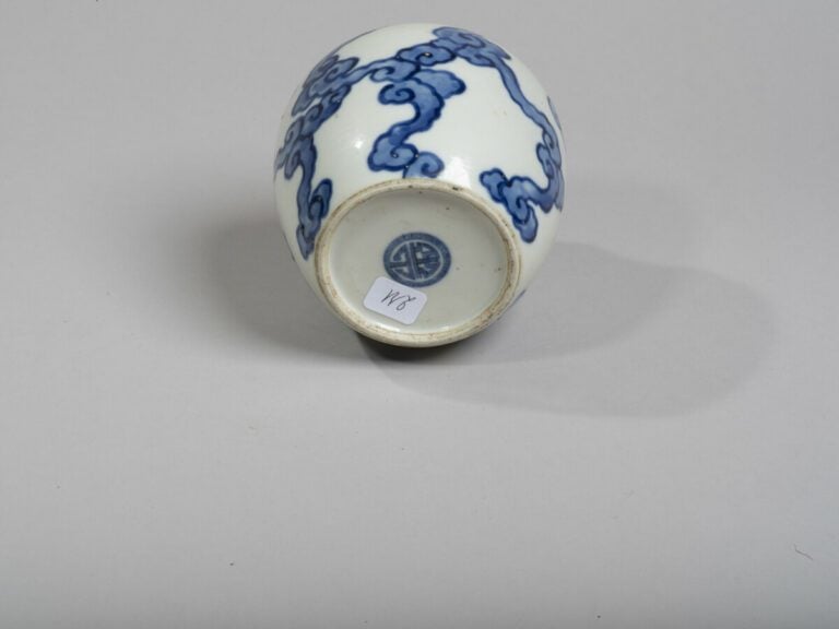 VIETNAM, Hue - XVIIIe siècle- Pipe à eau en porcelaine décorée en bleu sous cou…
