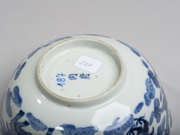 VIETNAM, Hue - XVIIIe/XIXe siècle - Bol en porcelaine décorée en bleu sous couv…