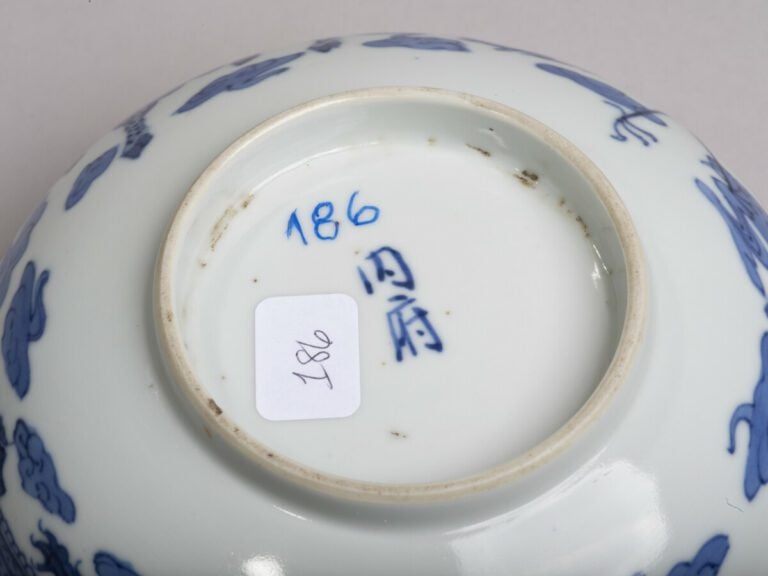 VIETNAM, Hue - XVIIIe/XIXe siècle- Bol en porcelaine décorée en bleu sous couve…