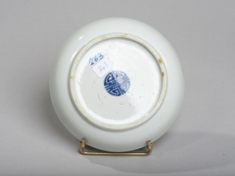 VIETNAM, Hue - XVIIIe/XIXe siècle -Coupe en porcelaine décorée en bleu sous cou…