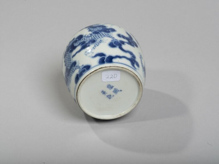 VIETNAM, Hue - XVIIIe/XIXe siècle - Pipe à eau en porcelaine décorée en bleu so…