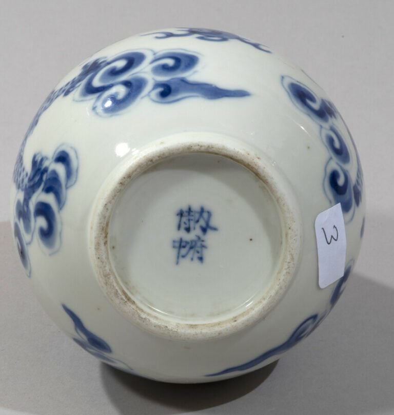 VIETNAM, Hue - XVIIIe/XIXe siècle- Vase bouteille en porcelaine décorée en bleu…