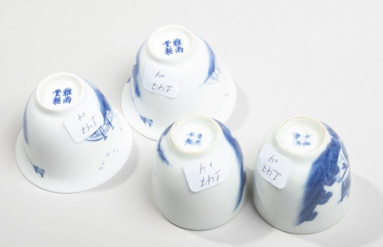 VIETNAM, Hue - XXe siècle - Quatre sorbets en porcelaine à décor en bleu sous c…