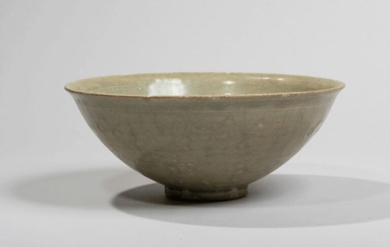 VIETNAM XIIe/XIIIe siècle Bol évasé en grès émaillé céladon.Diam. 17,8 cm.…