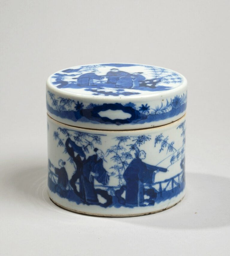 VIETNAM - XIXe siècle - Boîte cylindrique en porcelaine à décor en bleu sous co…