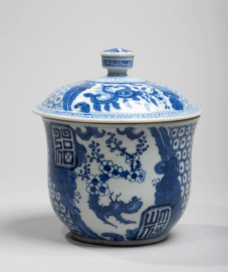 VIETNAM - XIXe siècle - Bol couvert en porcelaine à décor en bleu sous couverte…