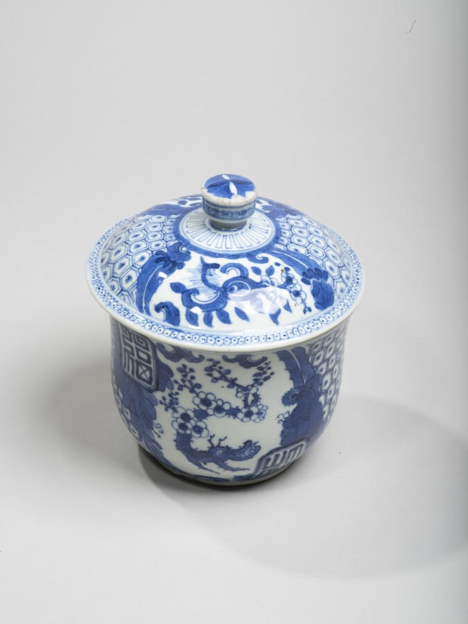 VIETNAM - XIXe siècle - Bol couvert en porcelaine à décor en bleu sous couverte…