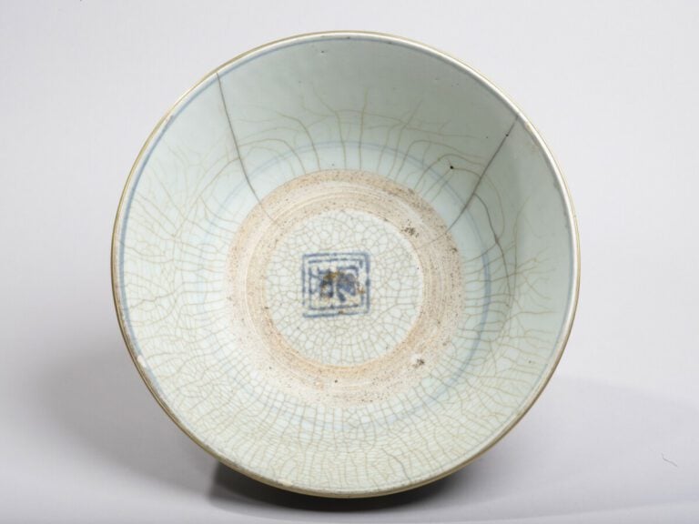VIETNAM - XIXe siècle- Bol en porcelaine craquelée à décor en bleu sous couvert…