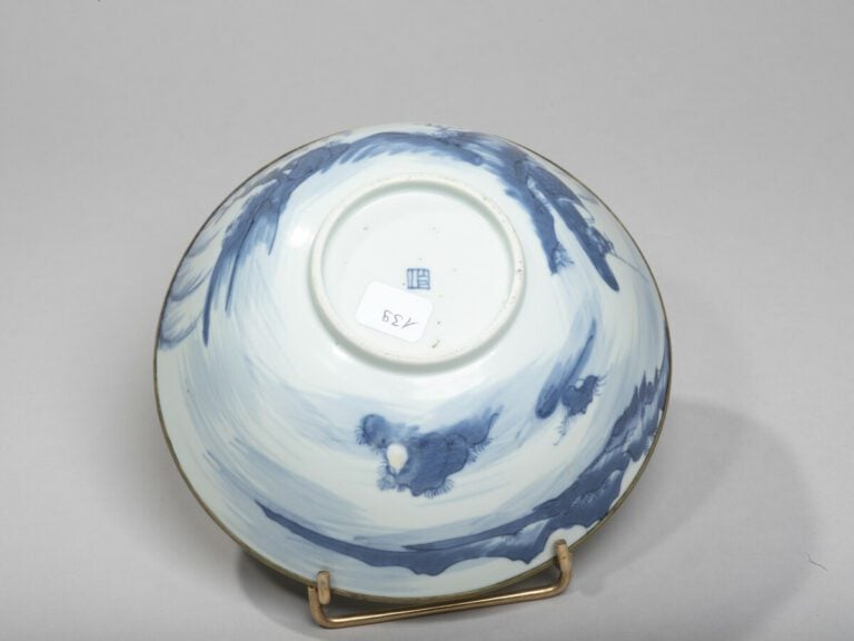 VIETNAM - XIXe siècle - Bol évasé en porcelaine à décor en bleu sous couverte d…