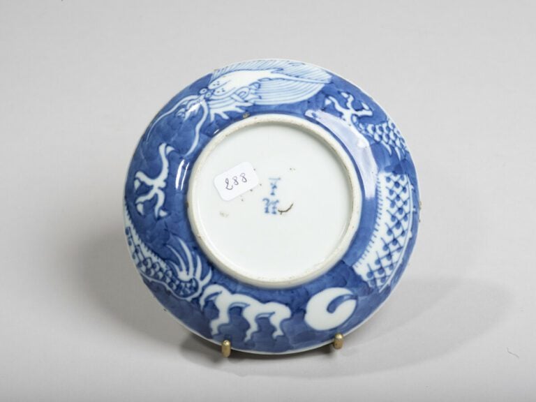 VIETNAM - XIXe siècle-Coupe en porcelaine à décor en bleu sous couverte des tro…