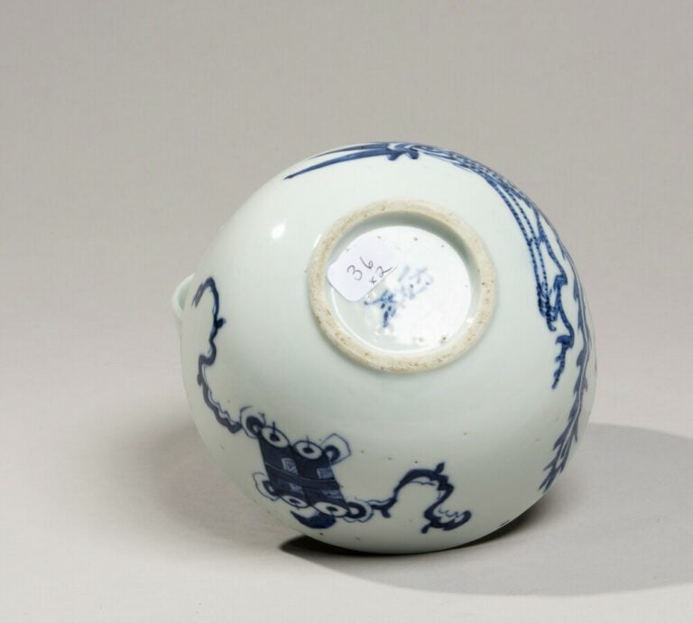 VIETNAM - XIXe siècle- Paire de bols en porcelaine à décor en bleu sous couvert…