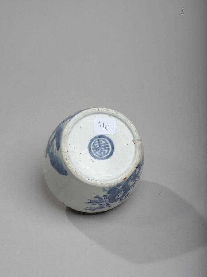 VIETNAM - XIXe siècle - Pipe à eau en porcelaine à décor en bleu sous couverte…