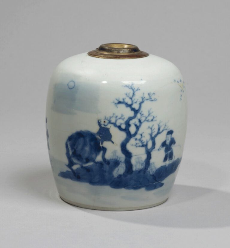 VIETNAM - XIXe siècle- Pipe à eau en porcelaine à décor en bleu sous couverte d…