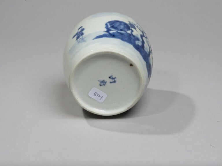 VIETNAM - XIXe siècle- Pipe à eau en porcelaine à décor en bleu sous couverte d…