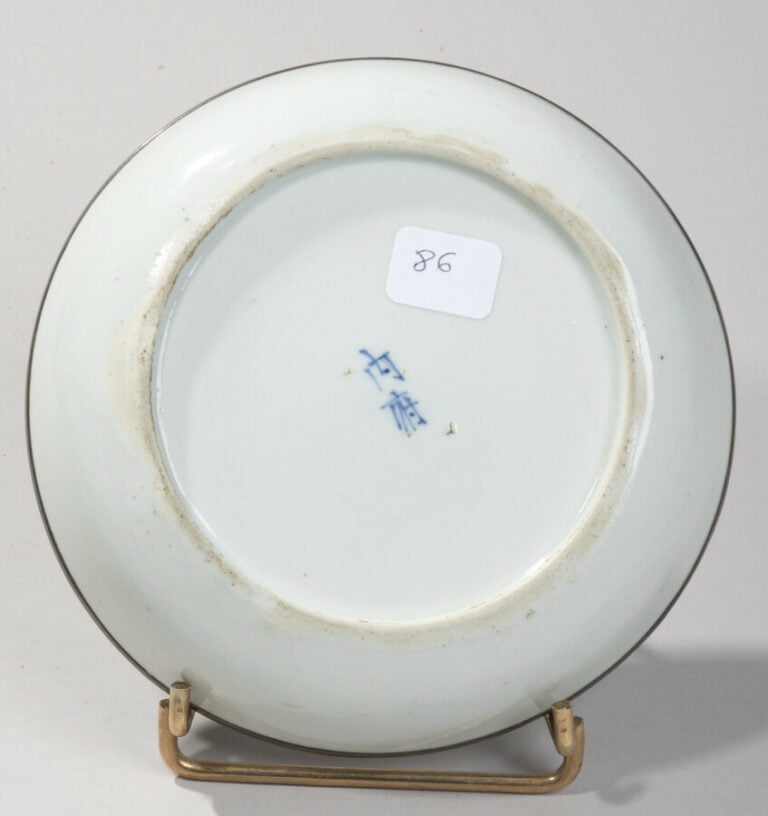 VIETNAM - XIXe siècle -Trois petites bouteilles en porcelaine à décor en bleu s…