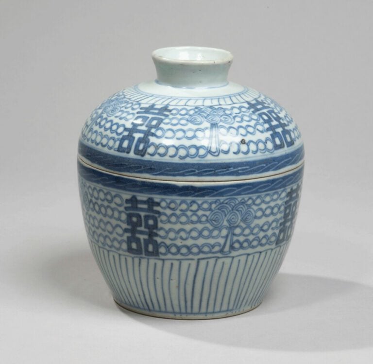 VIETNAM - XXE SIÈCLE - Bol couvert en porcelaine à décor en bleu sous couverte…