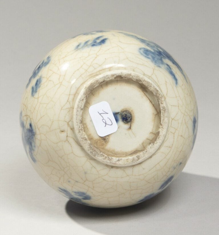 VIETNAM - XXE SIÈCLE-Vase bouteille en porcelaine craquelée à décor en bleu sou…