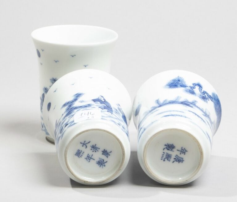 VIETNAM - XXème - Trois gobelets en porcelaine à décor en bleu sous couverte de…