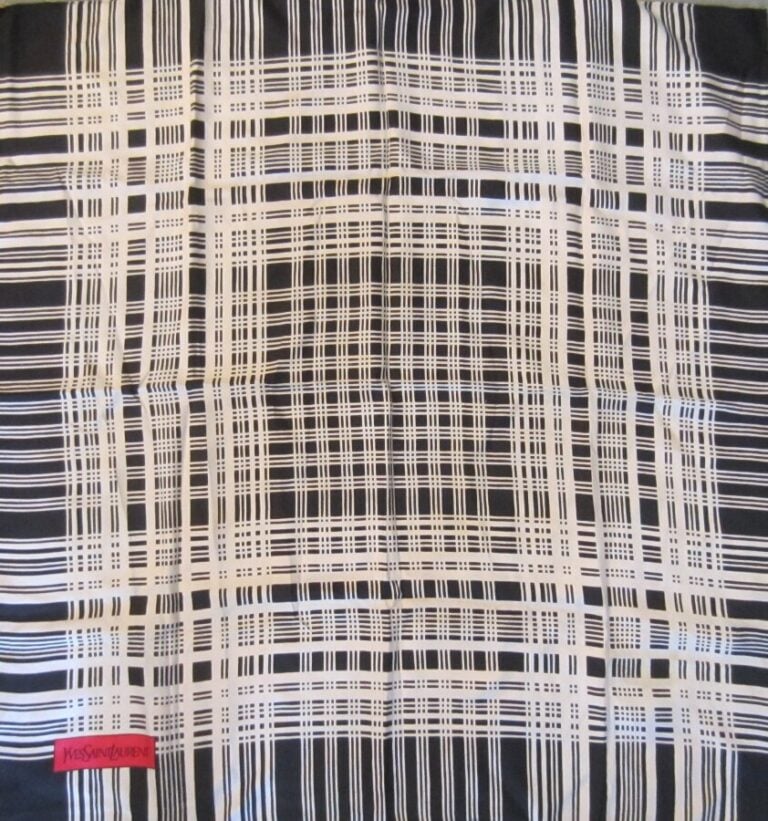 Yves Saint Laurent , carré à carreaux fond noir et blanc
