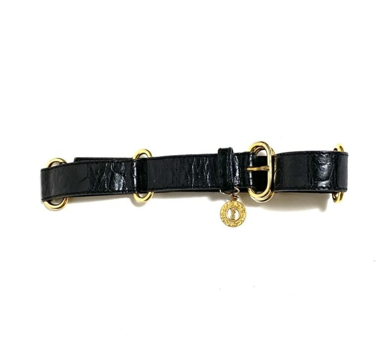 Yves SAINT LAURENT. Ceinture en cuir noir façon croco et boucles en métal doré,…