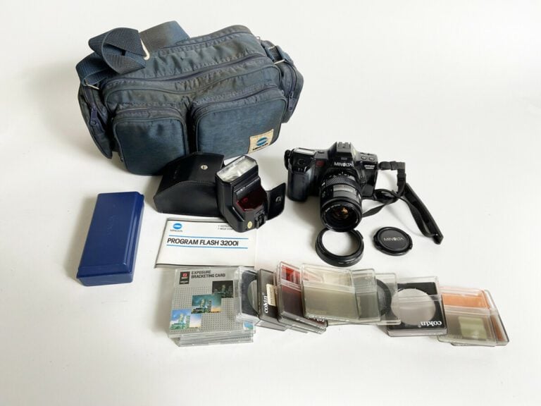 1 ensemble composé de : - 1 sac MINOLTA - 1 appareil photo MINOLTA DYNAX 7000 -…