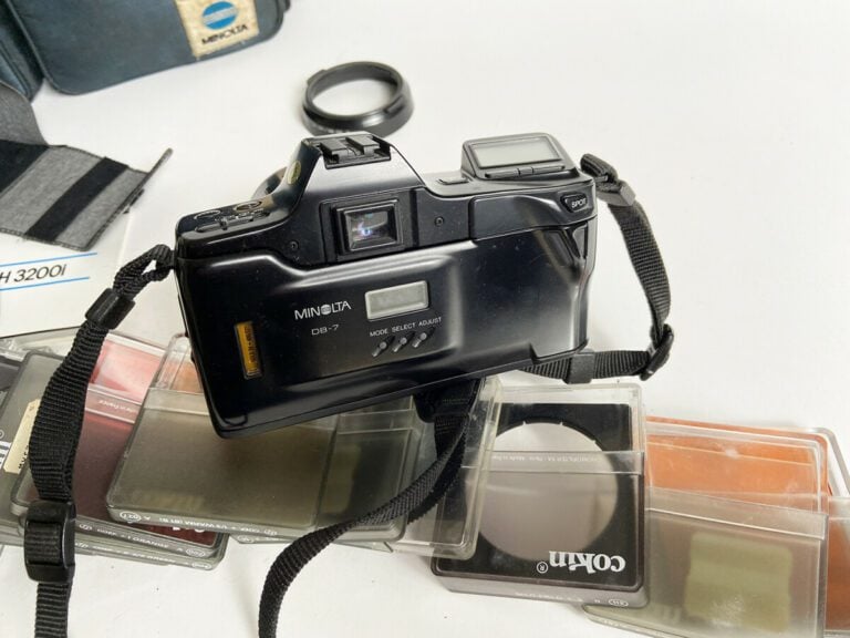 1 pochette MINOX - 1 appareil photo MINOX 35 EL avec étui - Avec objectif COLOR…