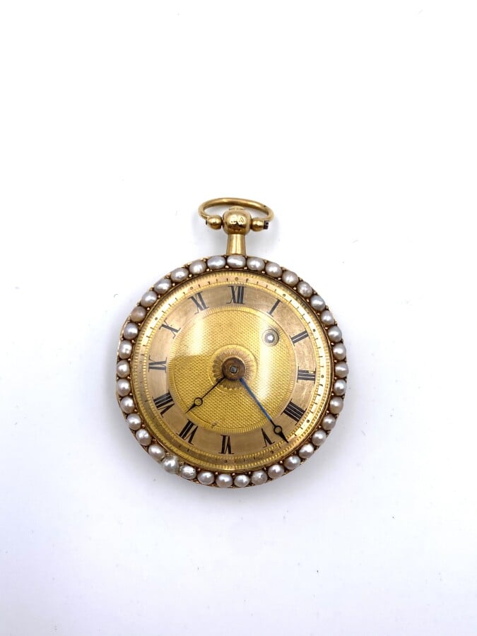 130 bis ENGAZ MONTRE DE COL en or jaune (750 millièmes) godronné et orné d'émai…