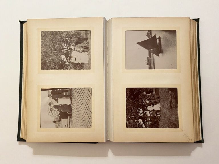 2 albums photos de format 20 x 30 cm - Comprenant 174 clichés (98 et 76) de for…