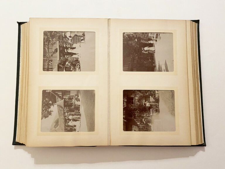 2 albums photos de format 20 x 30 cm - Comprenant 174 clichés (98 et 76) de for…