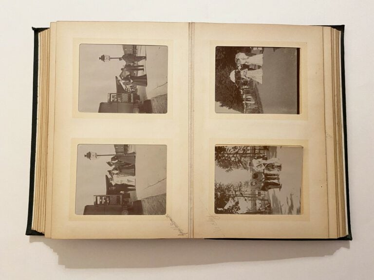 2 albums photos de format 20 x 30 cm - Comprenant 174 clichés (98 et 76) de for…