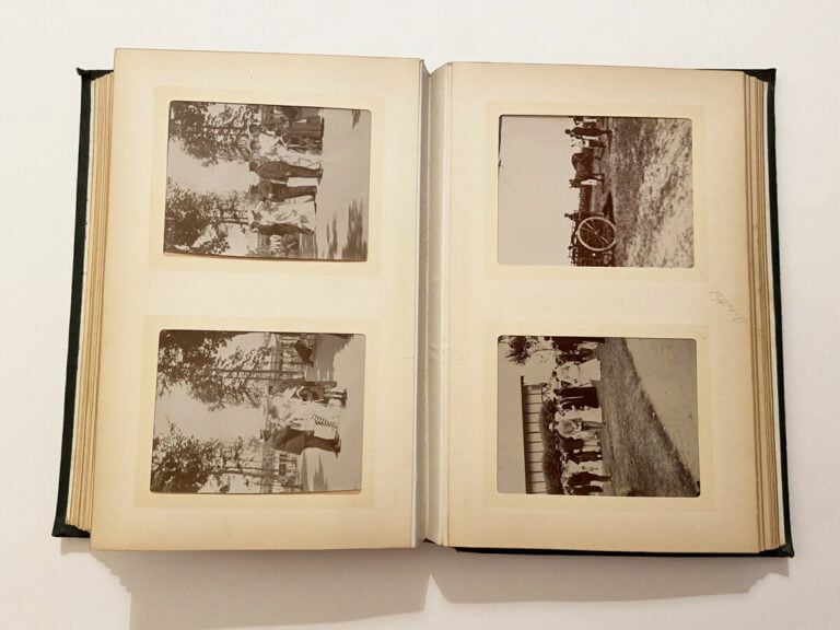 2 albums photos de format 20 x 30 cm - Comprenant 174 clichés (98 et 76) de for…