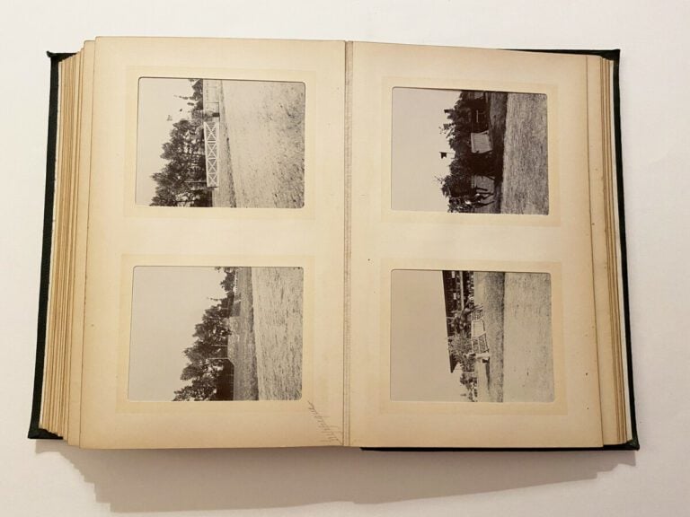 2 albums photos de format 20 x 30 cm - Comprenant 174 clichés (98 et 76) de for…