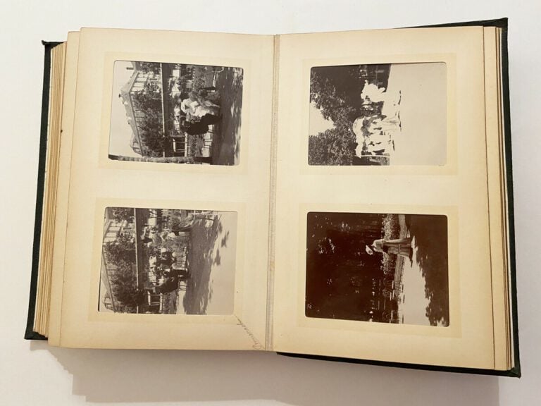 2 albums photos de format 20 x 30 cm - Comprenant 174 clichés (98 et 76) de for…