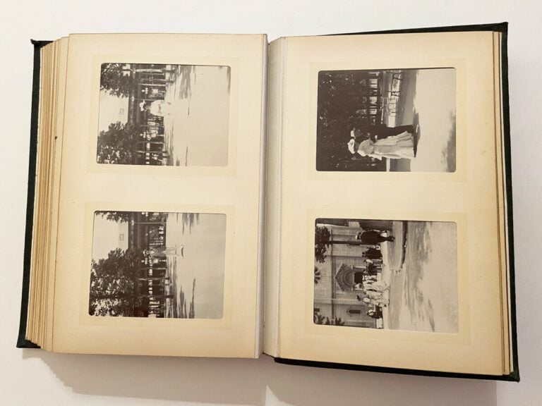 2 albums photos de format 20 x 30 cm - Comprenant 174 clichés (98 et 76) de for…