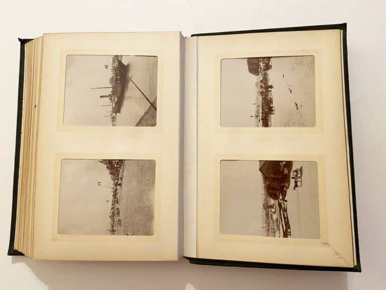 2 albums photos de format 20 x 30 cm - Comprenant 174 clichés (98 et 76) de for…