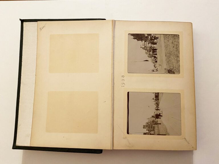 2 albums photos de format 20 x 30 cm - Comprenant 174 clichés (98 et 76) de for…