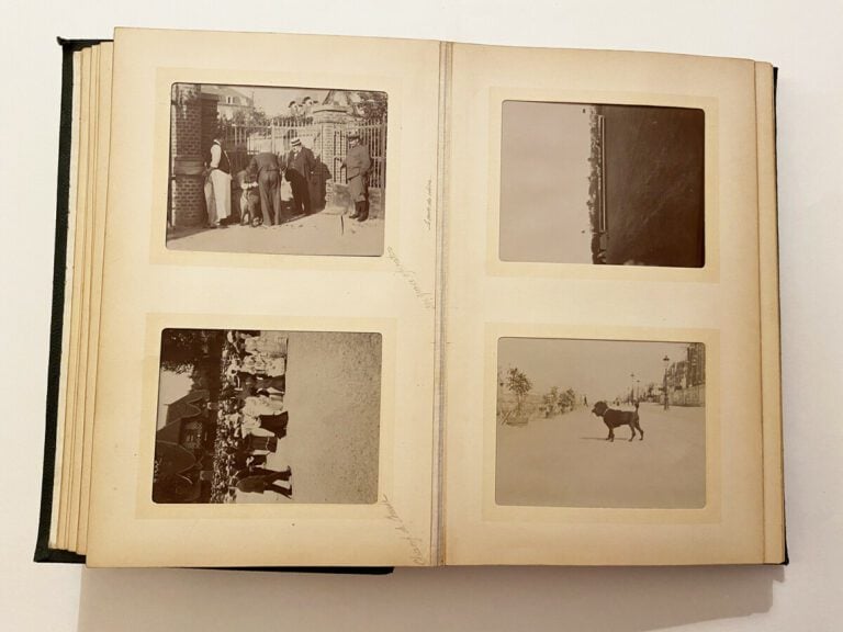 2 albums photos de format 20 x 30 cm - Comprenant 174 clichés (98 et 76) de for…