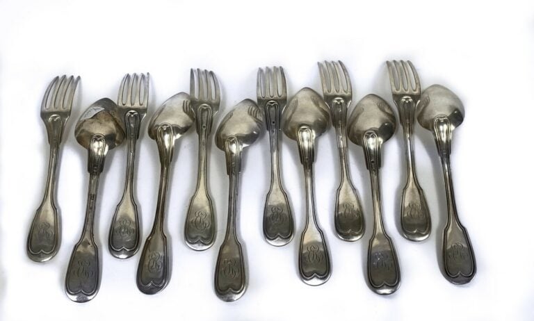 6 grands couverts en argent (950 millièmes), filets, monogrammés. Poinçon Miner…