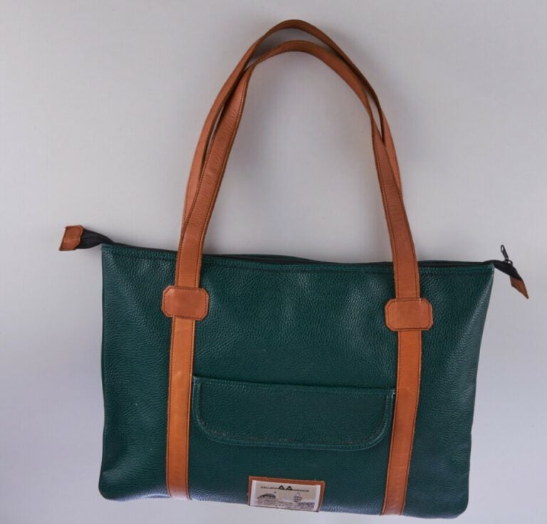 AALLARD DE MEGÈVE - GRAND CABAS en cuir grainé vert et lisse naturel - 55 x 40…