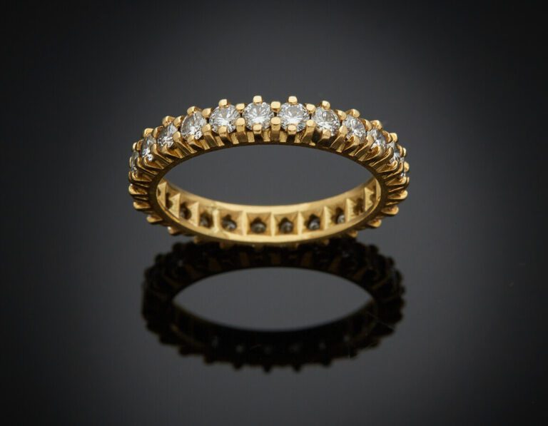 ALLIANCE en or jaune (750) serti de 25 diamants taille brillant. - Doigt : 59.…