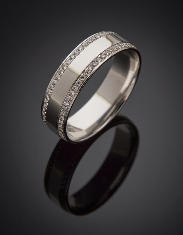 ALLIANCE pour homme, en or gris (750) uni, serti de deux alignements de diamant…