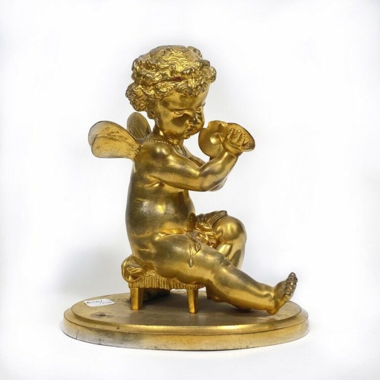 Amour aux cymbales. Bronze doré. (Element de pendule?). - Hauteur : 21 cm